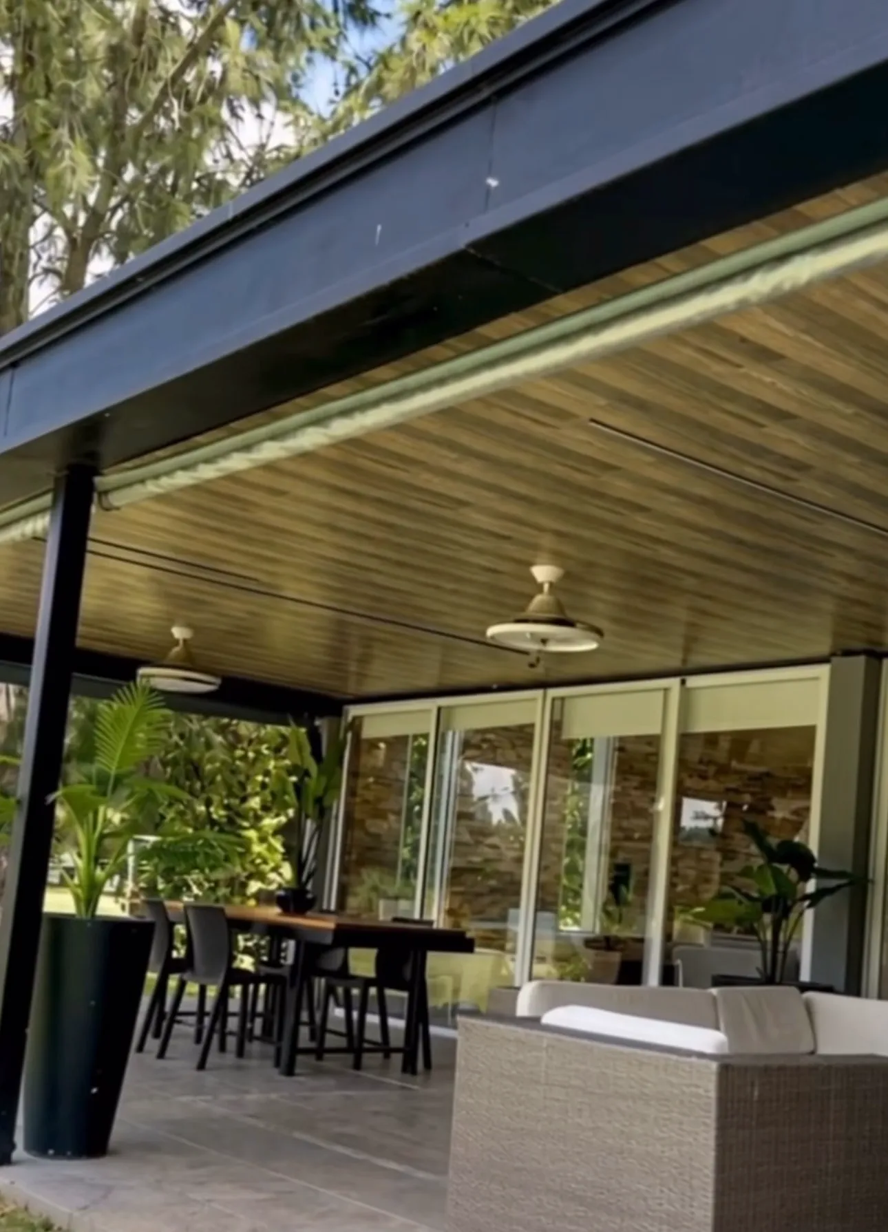 Techo ciego de galería con panel sándwich fabricado por V1 Carpintería Integral