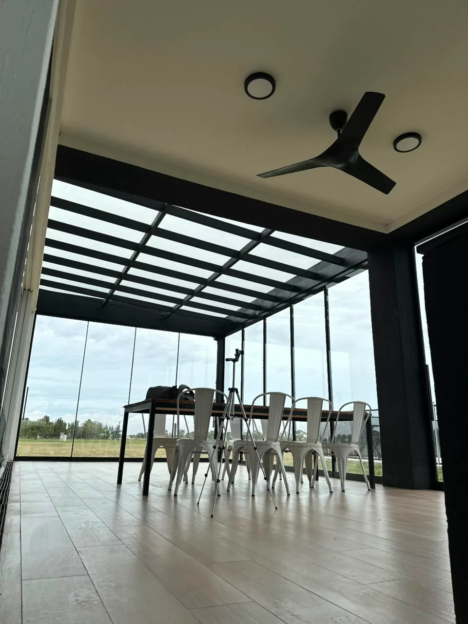 Techo vidriado de galería fabricado por V1 Carpintería Integral